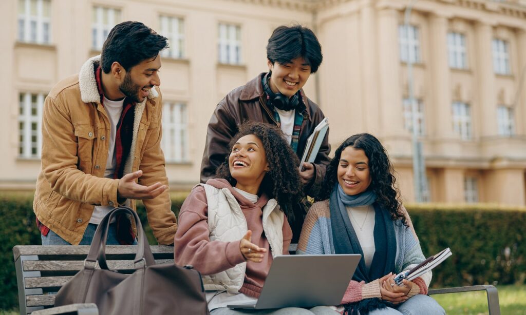 قوة التعلم عبر الإنترنت المرونة تلتقي بالفرصة